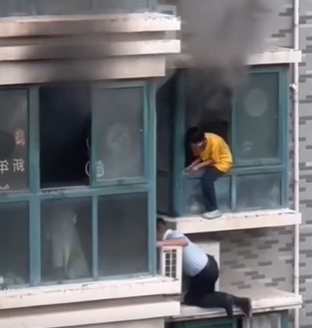 山东退役武警火灾中救下孩子，家长：做孩子干爹吧1