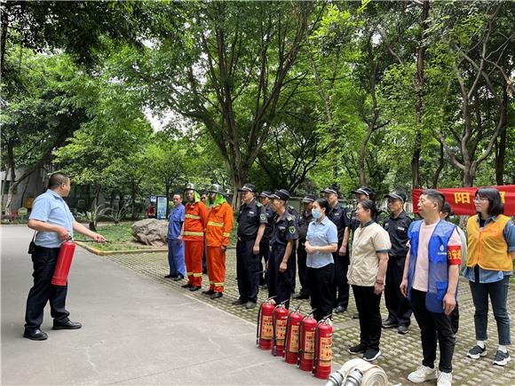 1龙山街道旗龙路社区在太阳园小区开展消防演练。通讯员 陈天红 摄