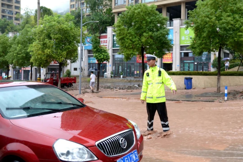 民警在积水中指挥交通。警方供图