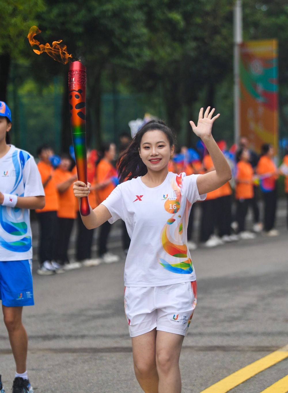 成都大运会火炬传递成都站第三日152棒火炬手接力传递3