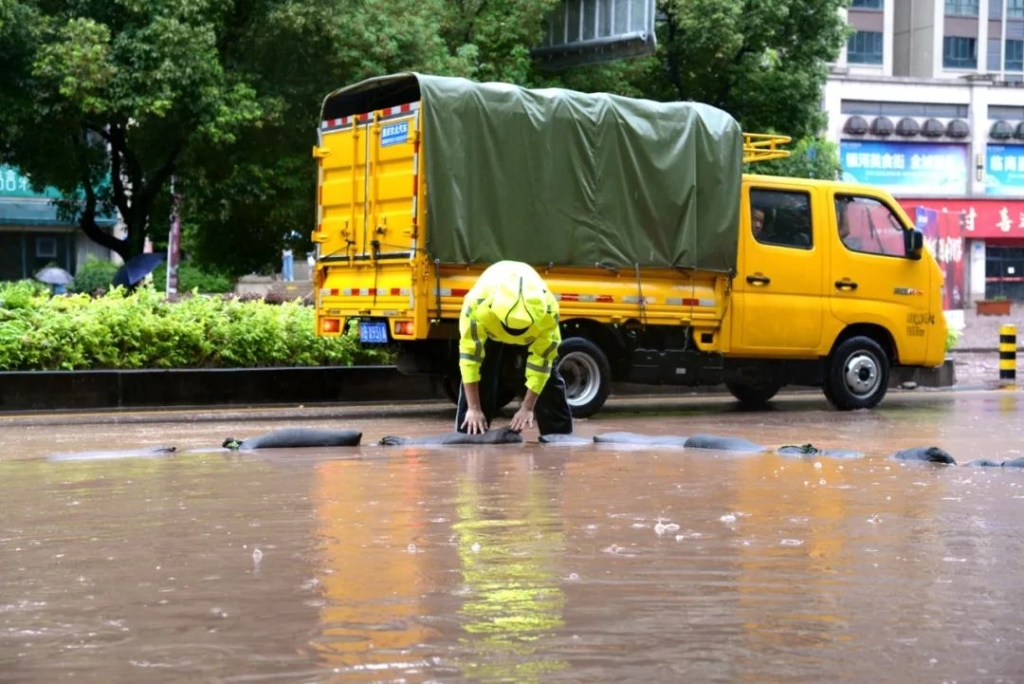 民警正在清理堵塞物。警方供图