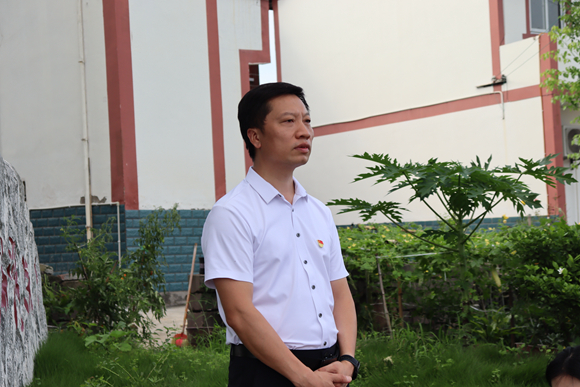 图17：陆建红镇长在对同学们进行讲解