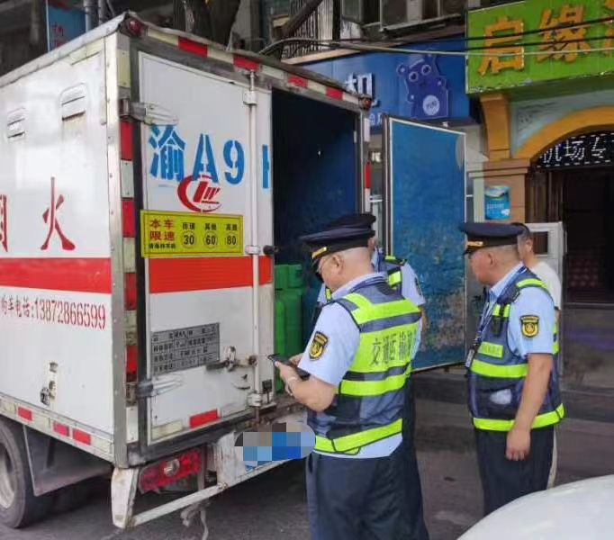 执法队员对危化品运输车进行检查。重庆交通执法部门供图