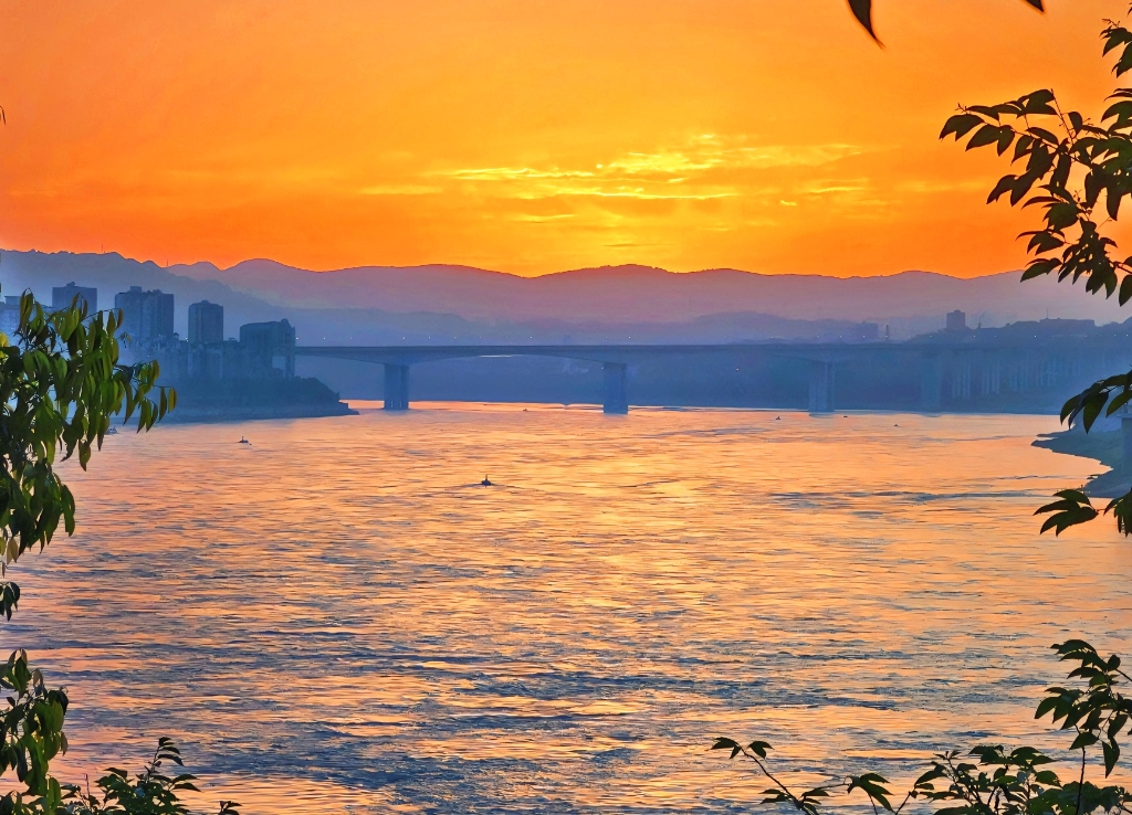 夕阳的光辉洒在长江里，水面也被染成一片金黄。网友徐厚智供图