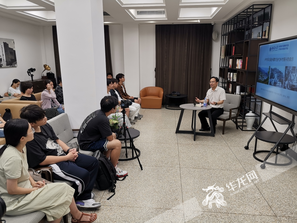 同学们与乡村振兴专家进行座谈交流。华龙网-新重庆客户端记者 伊永军 摄
