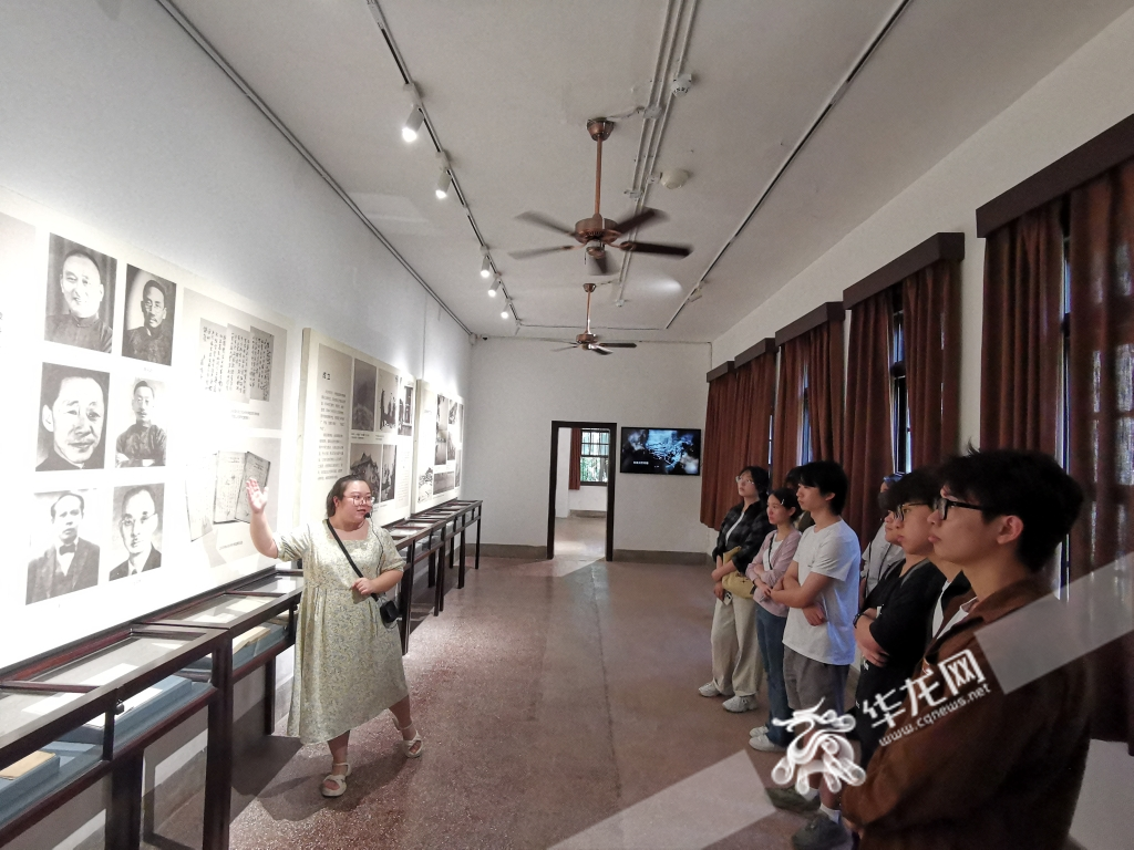 参观中国西部科学院旧址。华龙网-新重庆客户端记者 伊永军 摄