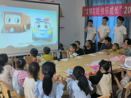 公益课堂，让留守儿童快乐过暑假。重庆市总工会驻丰都县回龙场村工作队供图 华龙网发