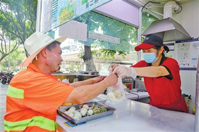 红旗河沟劳动者港湾的爱心早餐店每天为环卫工人提供免费早餐。记者 曹检 摄