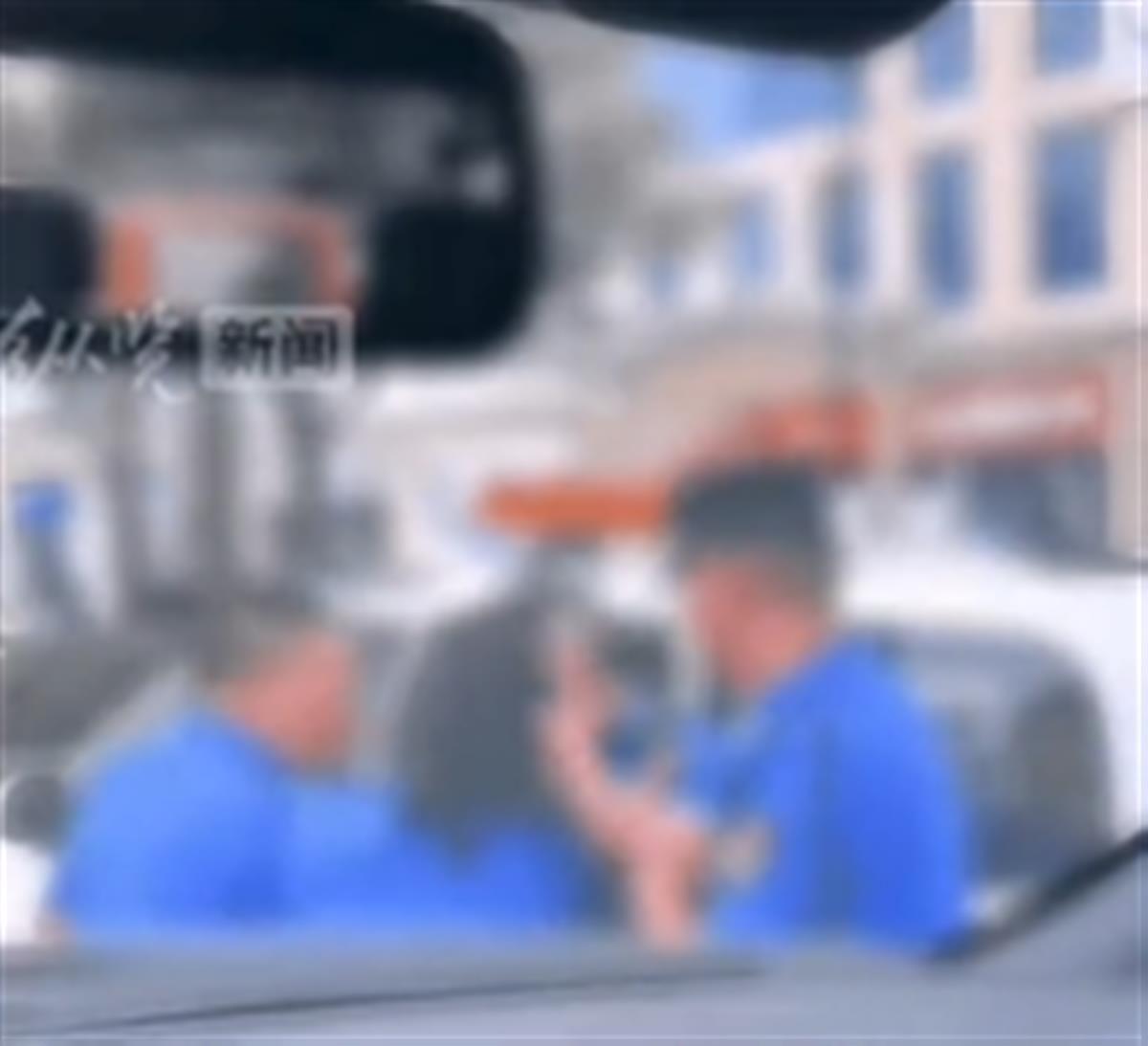 两名身穿城管制服的女子当街互殴，官方回应：都是协管人员，已开除2