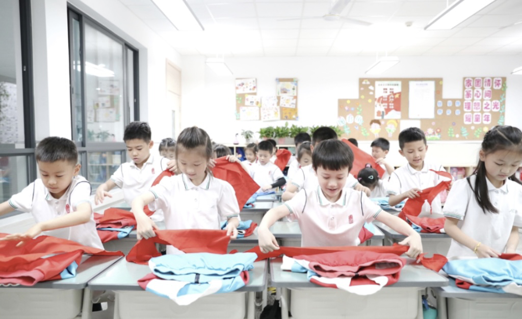 重庆人和街小学的孩子们正在学习收纳衣服。重庆人和街小学 供图