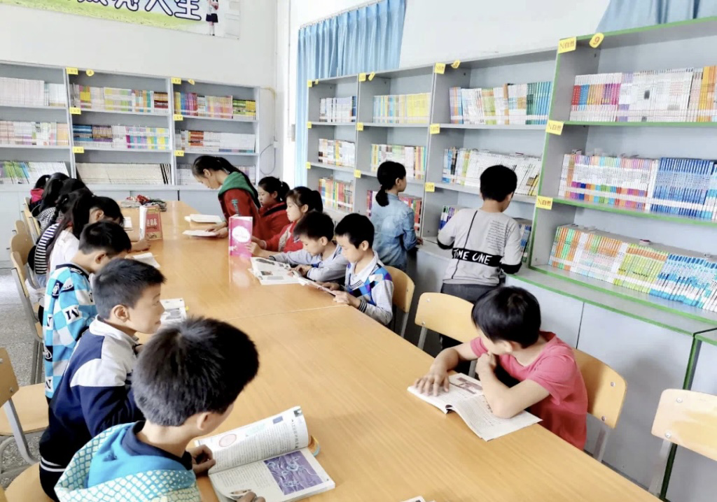 读书的孩子们。重庆市教委 供图