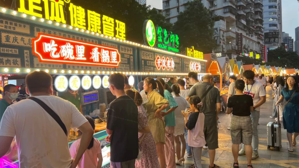 重庆一连锁足浴品牌把自家美食摆进了夜市