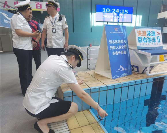 奥体中心游泳跳水馆游泳池，执法人员对水质进行快速检测。通讯员 邬姜 摄
