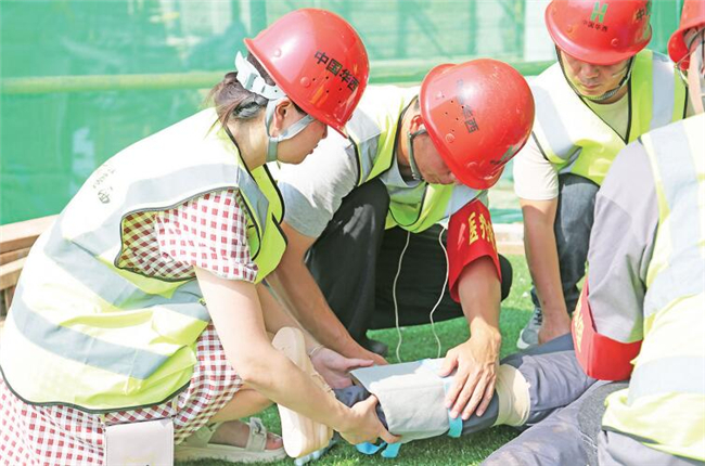 救援人员为“伤者”固定伤腿。渝北时报记者 官粳人 摄