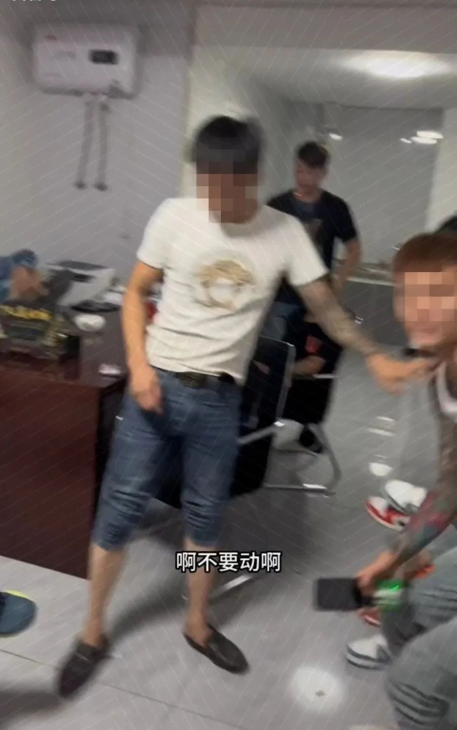 “黑社会欠钱不还，求同城打手相助”？这出连续剧的“网红导演”被抓了！2