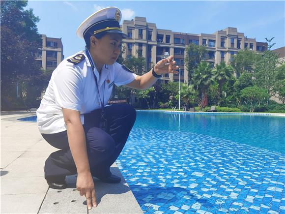 九龙天颂小区游泳池，执法人员对水质进行快速检测。通讯员 邬姜 摄