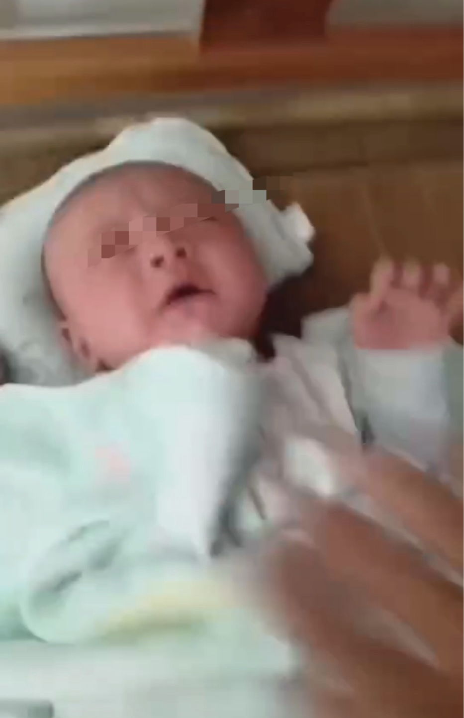 男子动手扇婴儿耳光几十个，将脸颊打红肿。（视频截图）