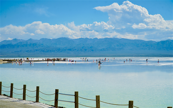 游客走进盐湖体验盐湖魅力。金文阳 摄