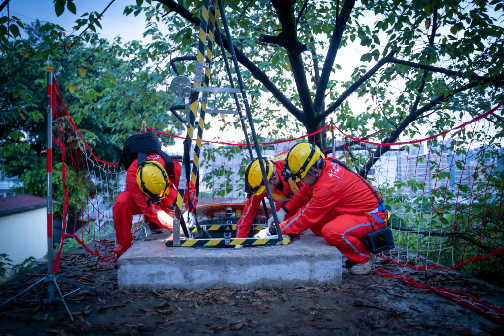 7月17日，国网重庆市电力公司员工正在做下电缆隧道口前的安全防护工作。通讯员 李涛 摄