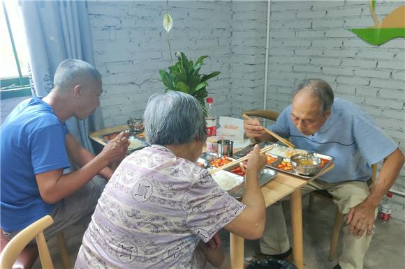 老年人在长者食堂吃饭。特约通讯员 邓小强 摄