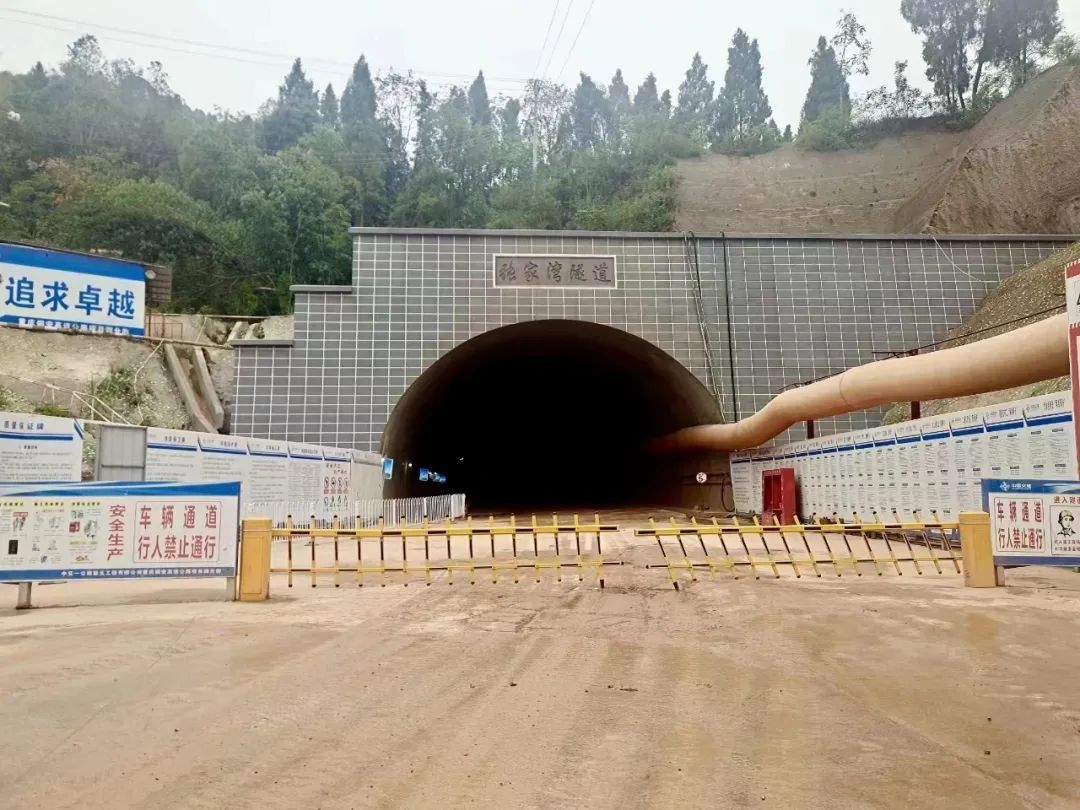 铜安高速(重庆段)全线隧道贯通3