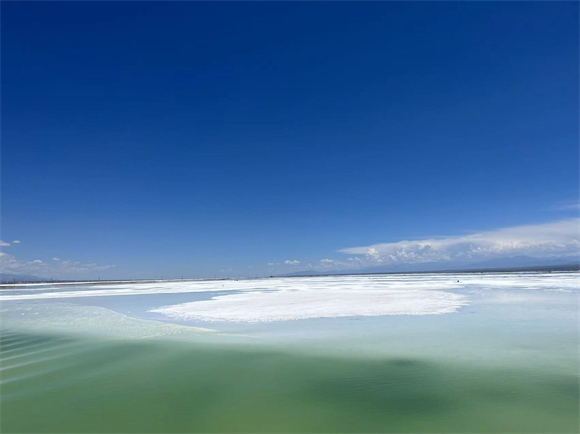 碧绿的盐池与蓝天交接。华龙网-新重庆客户端记者 李佳妮 摄