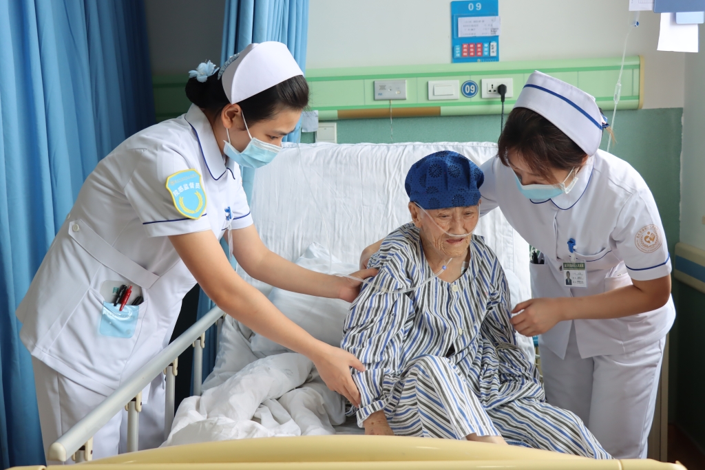 骨科为102岁老人完成人工髋关节置换术，术后三小时成功实现下床行走。