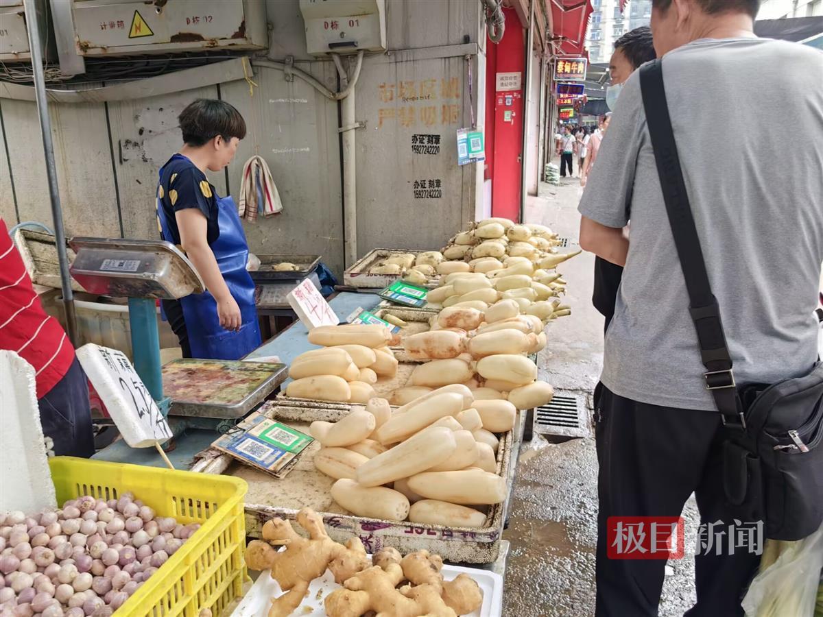 嫩藕集中上市,同一串莲藕上论节卖,有的卖2元有的卖7元,为何价差这么大?2