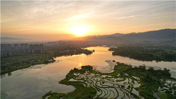朝霞映照下的双桂湖国家湿地公园。（无人机航拍）记者 向成国 摄