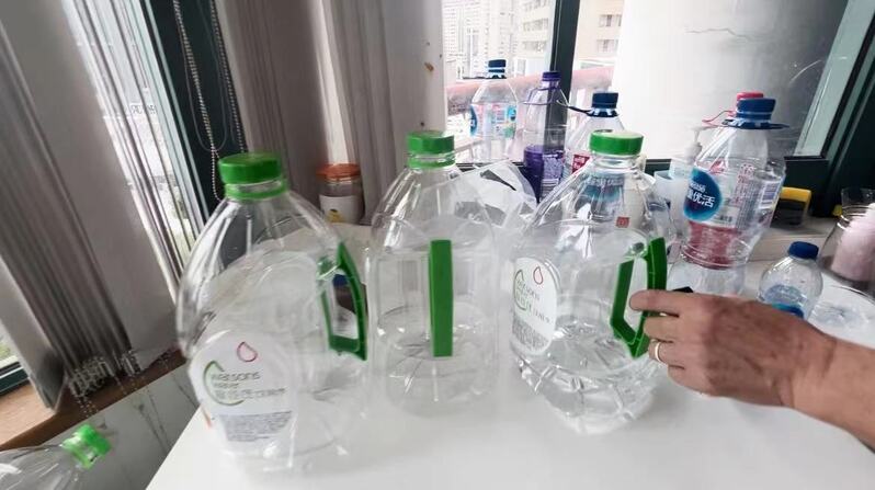 自来水发臭两周了,原因还没查出来?上海长宁一大厦陷用水困境3