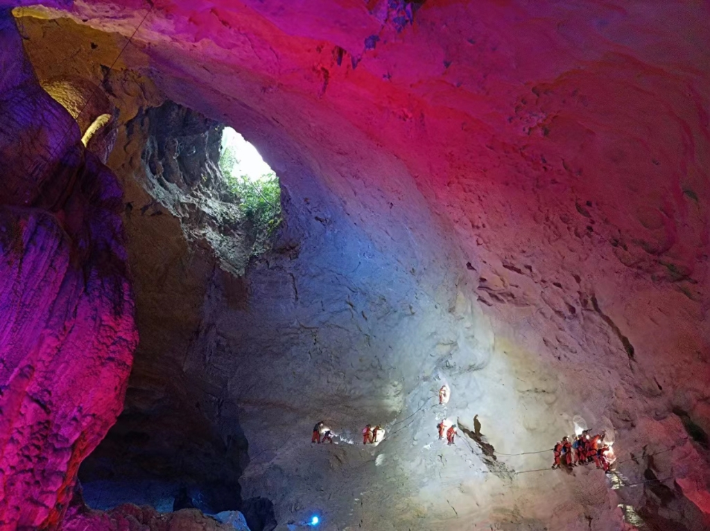 The unique karst cave has attracted many travelers. (Photo provided by the interviewee)