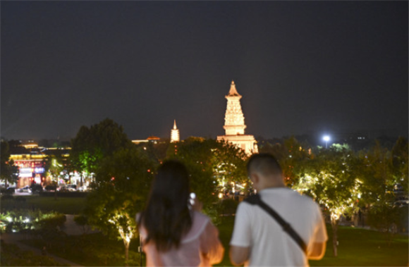 这是7月17日晚拍摄的正定古城夜景。新华社记者 郝建伟 摄