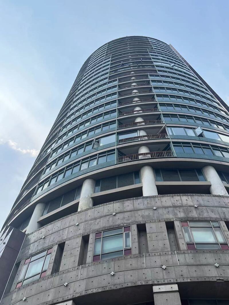 自来水发臭两周了,原因还没查出来?上海长宁一大厦陷用水困境1