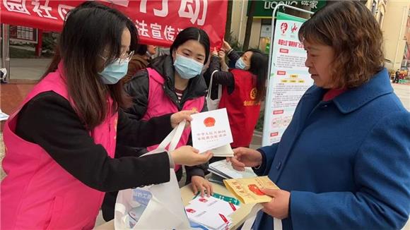 奥园社区开展《中华人民共和国家庭教育促进法》宣传活动。通讯员 李伟 摄
