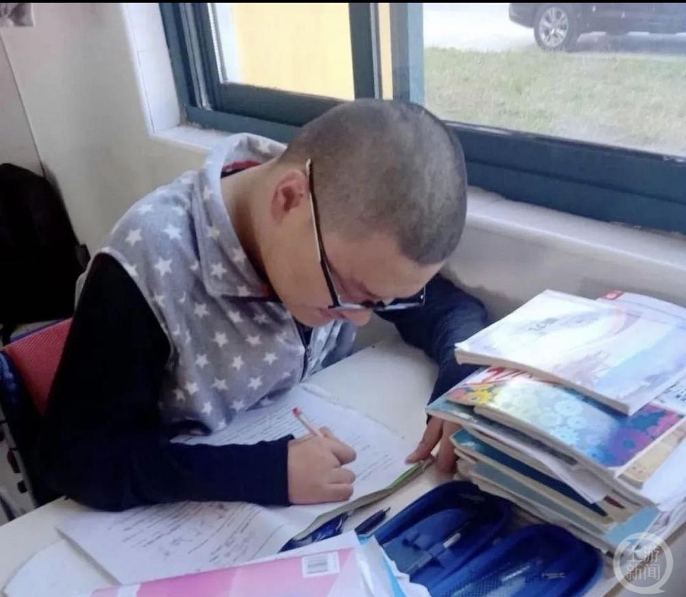 江苏靠两指完成答卷考了632分的“轮椅男孩”要到南京上大学了1