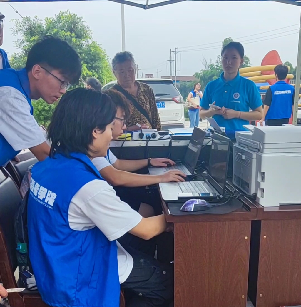 学生们正在修复老照片。受访者供图