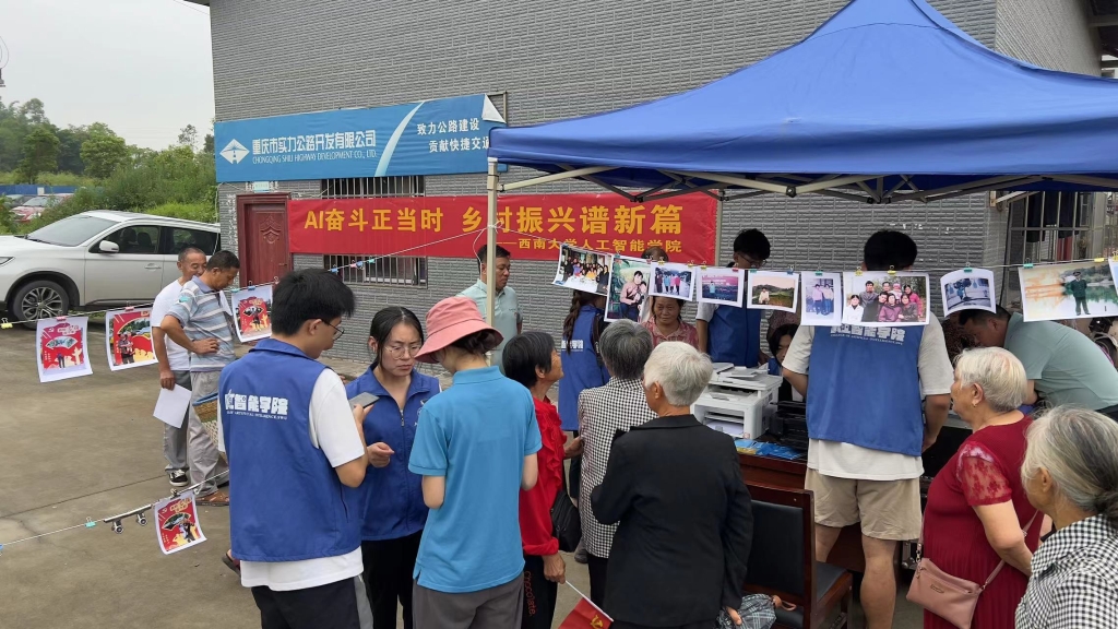 等待修复老照片的居民。受访单位供图