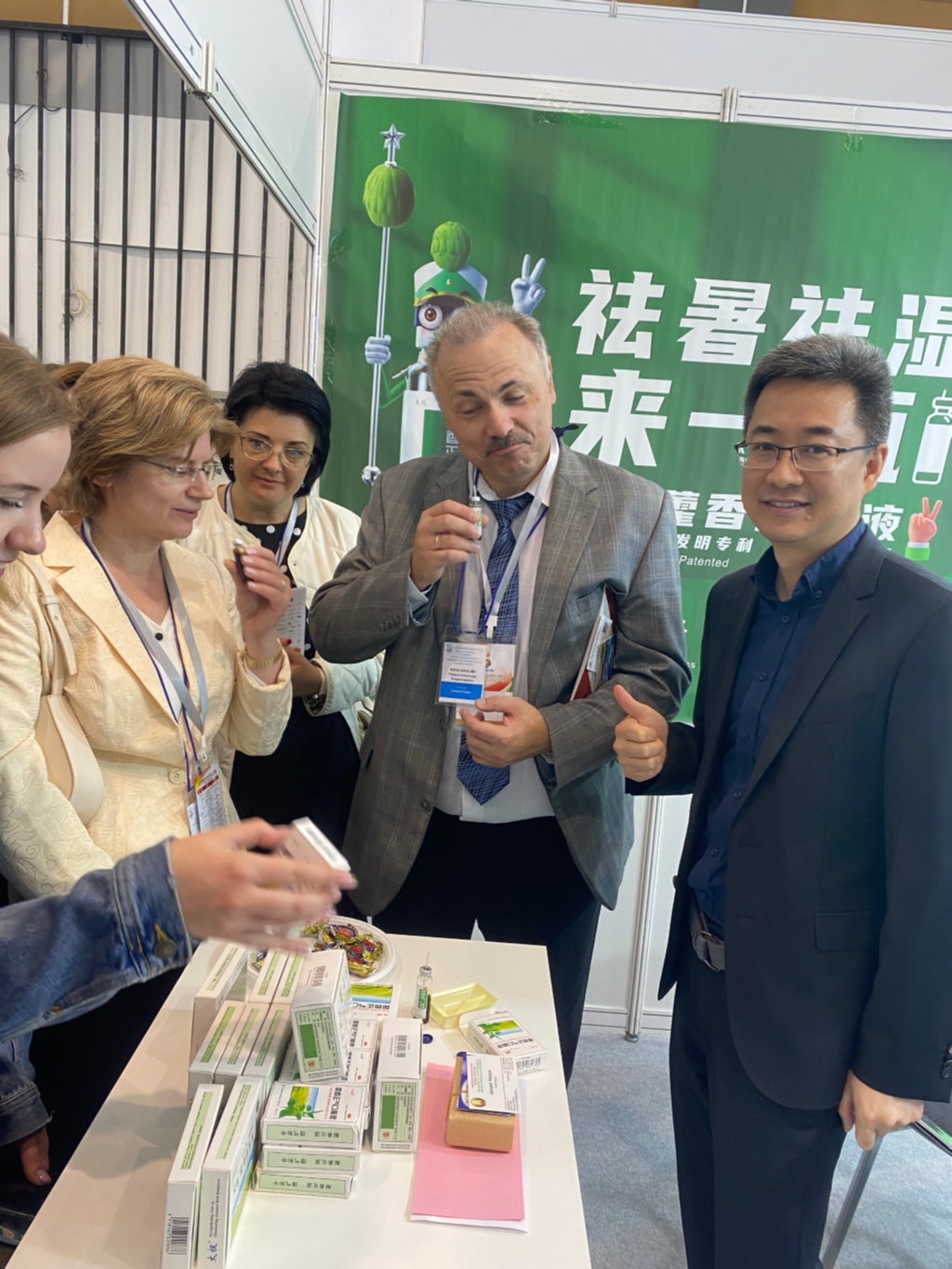 重庆太极集团藿香正气液吸引不少当地企业和市民关注。