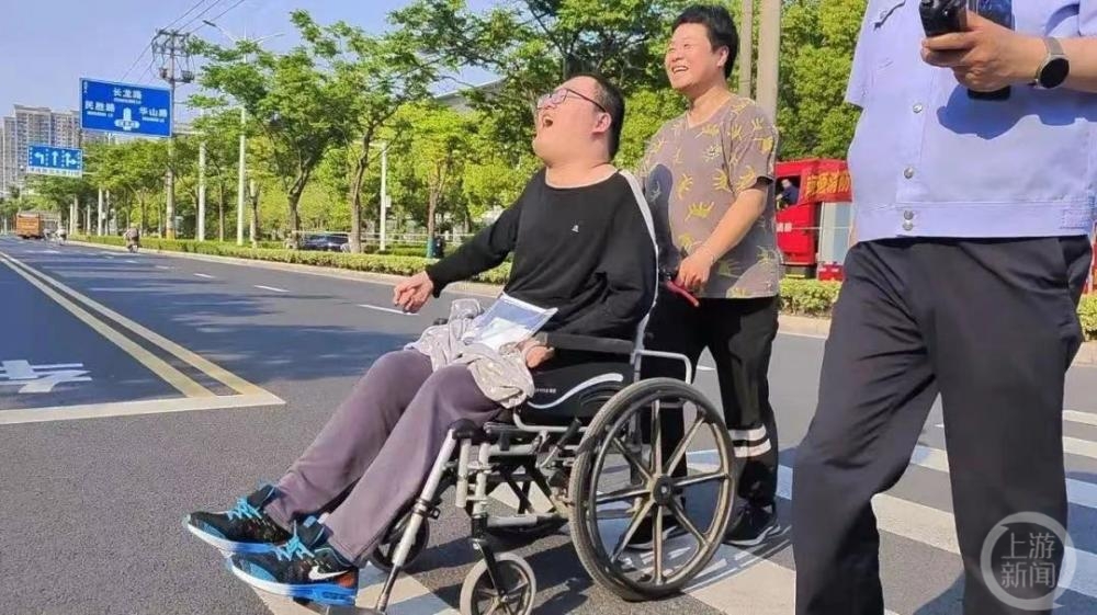 江苏靠两指完成答卷考了632分的“轮椅男孩”要到南京上大学了2