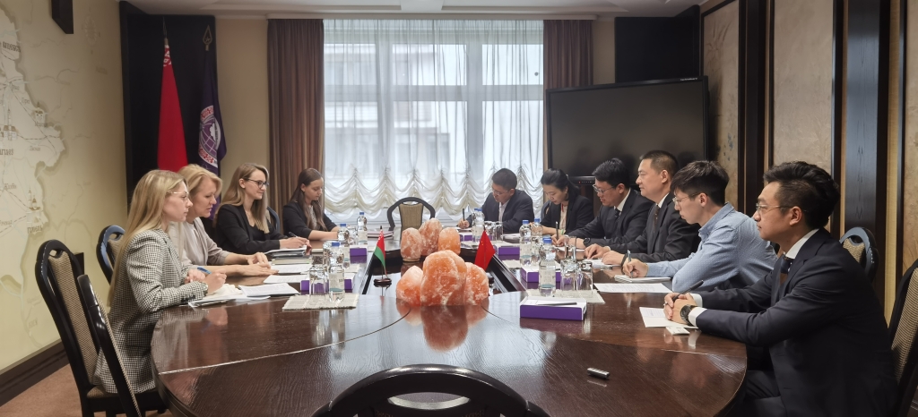 重庆商贸代表团与白俄罗斯经济部会谈。