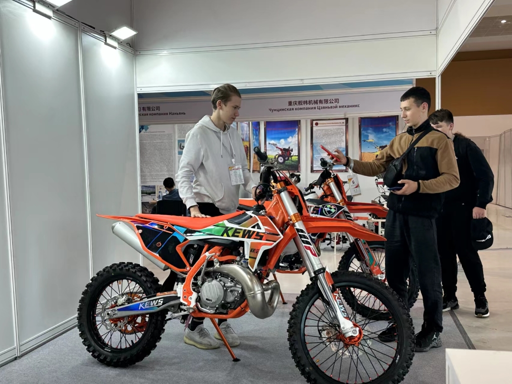 白俄罗斯明斯克市民体验重庆摩托车。