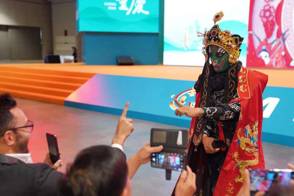 Face-changing performance of Sichuan opera very popular. (Photo provided by Chongqing Municipal Culture and Tourism Development Commission)