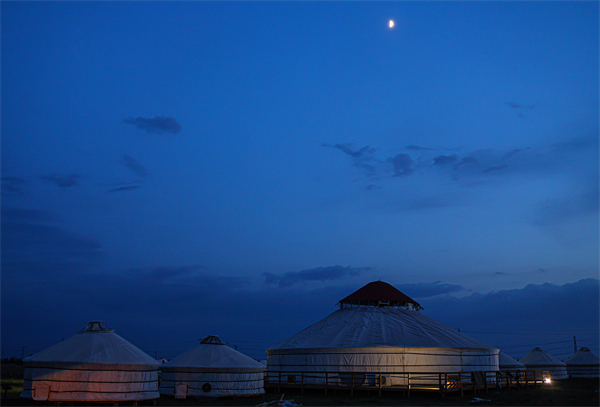 夜幕下的蒙古包。新华社记者 兰红光 摄