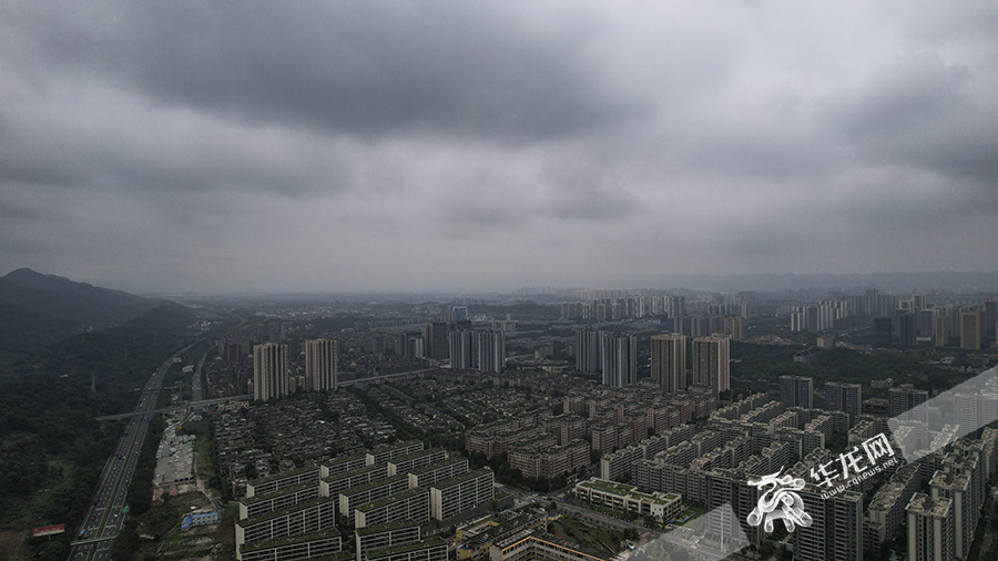 7月2日清晨，中心城区阴雨天气。华龙网-新重庆客户端 首席记者 李文科 摄