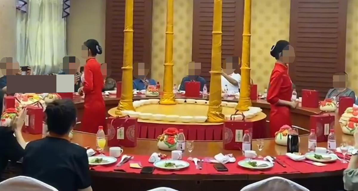餐桌中间设升降台，女服务员登场好似演唱会，酒店：包厢6000元一桌起步，灵感来源于起重机