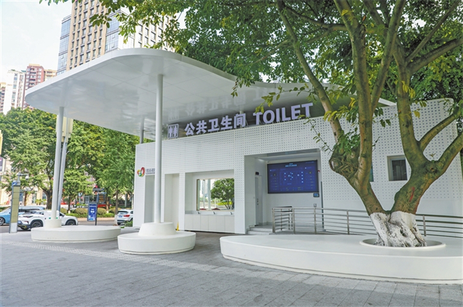 黄花园大桥北桥头下，改造一新的智慧公厕。江北报记者 曹检 摄