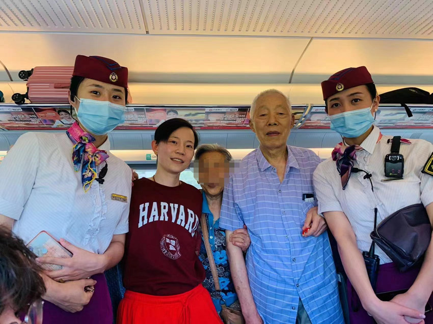 老人在高铁列车突发疾病 “90后”女护士飞奔救援2
