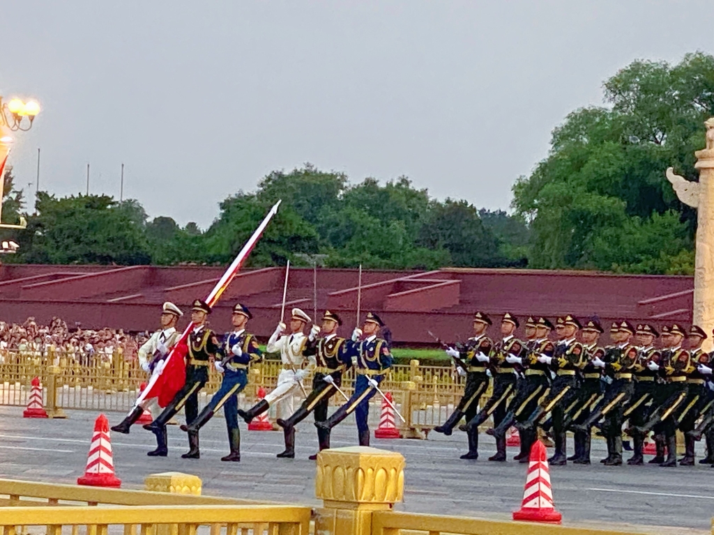 国旗班走上国旗台