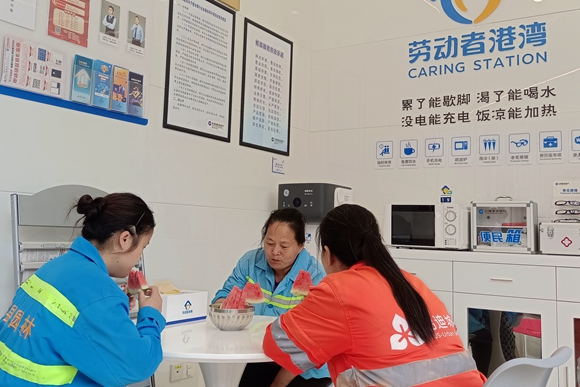 户外工作者在“劳动者港湾”吃西瓜。忠县县委宣传部供图 华龙网发