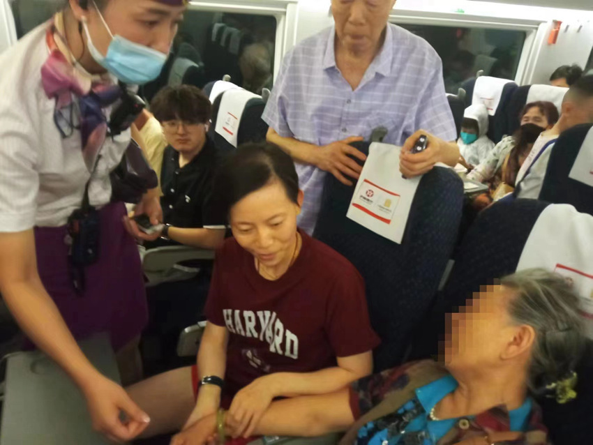 老人在高铁列车突发疾病 “90后”女护士飞奔救援3